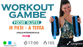 allenamento di tonificazione di gambe e glutei con cavigliere
