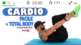 allenamento total body con esercizi in piedi, a terra e cardio facile