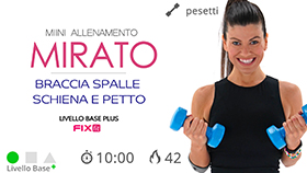 allenamento di tonificazione della parte superiore con pesetti