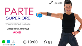 allenamento di tonificazione per braccia, spalle e core con pesetti