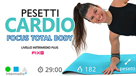 Allenamento con esercizi cardio e di tonificazione total body