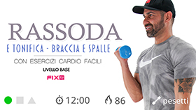 mini allenamento per braccia e spalle con pesetti