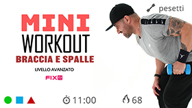 mini allenamento di 11 minuti per braccia e spalle con pesetti