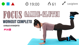 allenamento di tonificazione per gambe e glutei con cavigliere