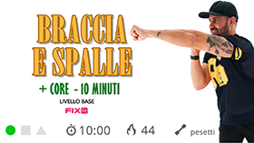 allenamento veloce con esercizi di tonificazione mirata di braccia e spalle con pesetti e plank