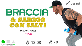 allenamento con esercizi di tonificazione di braccia e spalle con cardio