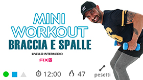 allenamento veloce per tonificare braccia e spalle con pesetti