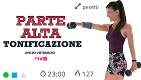allenamento di tonificazione mirata per braccia e spalle con varianti plank ed esercizi a basso impatto