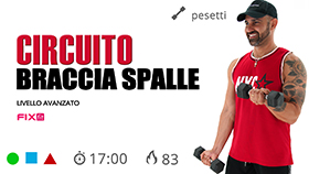 allenamento di tonificazione mirata per braccia e spalle con pesetti