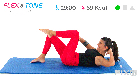 allenamento di pilates con focus addome e plank