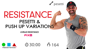 allenamento di tonificazione con pesetti e carianti push-ups