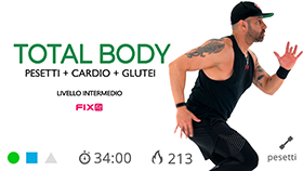 allenamento total body a circuito con pesetti, esercizi cardio e sessione mirata per i glutei a terra