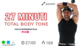 allenamento total body con sessioni combinate in piedi a e terra
