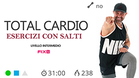workout solo cardio di 30 minuti con esercizi ad alto impatto a circuito