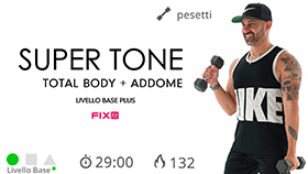 allenamento total body con pesetti ed esercizi a terra per la core stability