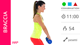 breve allenamento per braccia e spalle con i pesetti