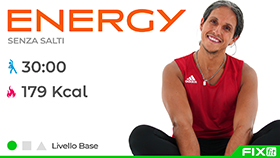 allenamento con movimenti di aerobica senza salti per bruciare calorie