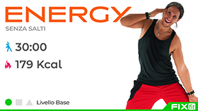 allenamento di aerobica a casa con esercizi cardio a tempo di musica