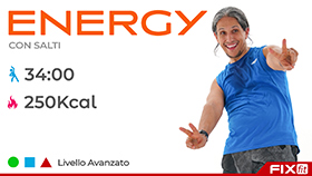 allenamento cardio con passi di aerobica ad alto impatto