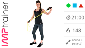 allenamento per spalle e braccia con corda e pesetti