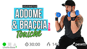allenamento total body con addominali e pesetti