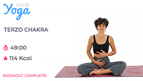 allenamento di yoga con focus sul terzo chakra