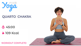 allenamento di yoga con focus sul quarto chakra