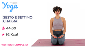 allenamento di yoga con focus sul sesto e sul settimo chakra