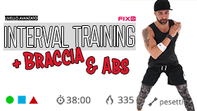 workout total body in interval training con esercizi mirati per braccia e addominali