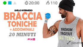 allenamento di tonificazione con pesetti, addominali e plank