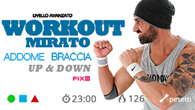 allenamento di tonificazione di braccia e addome