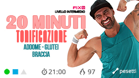 allenamento di tonificazione con pesetti, addominali e glutei