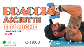 allenamento dinamico per tonificare braccia spalle con pesetti
