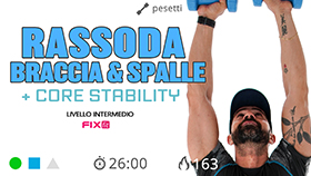 allenamento per tonificare braccia, spalle con pesetti e addominali